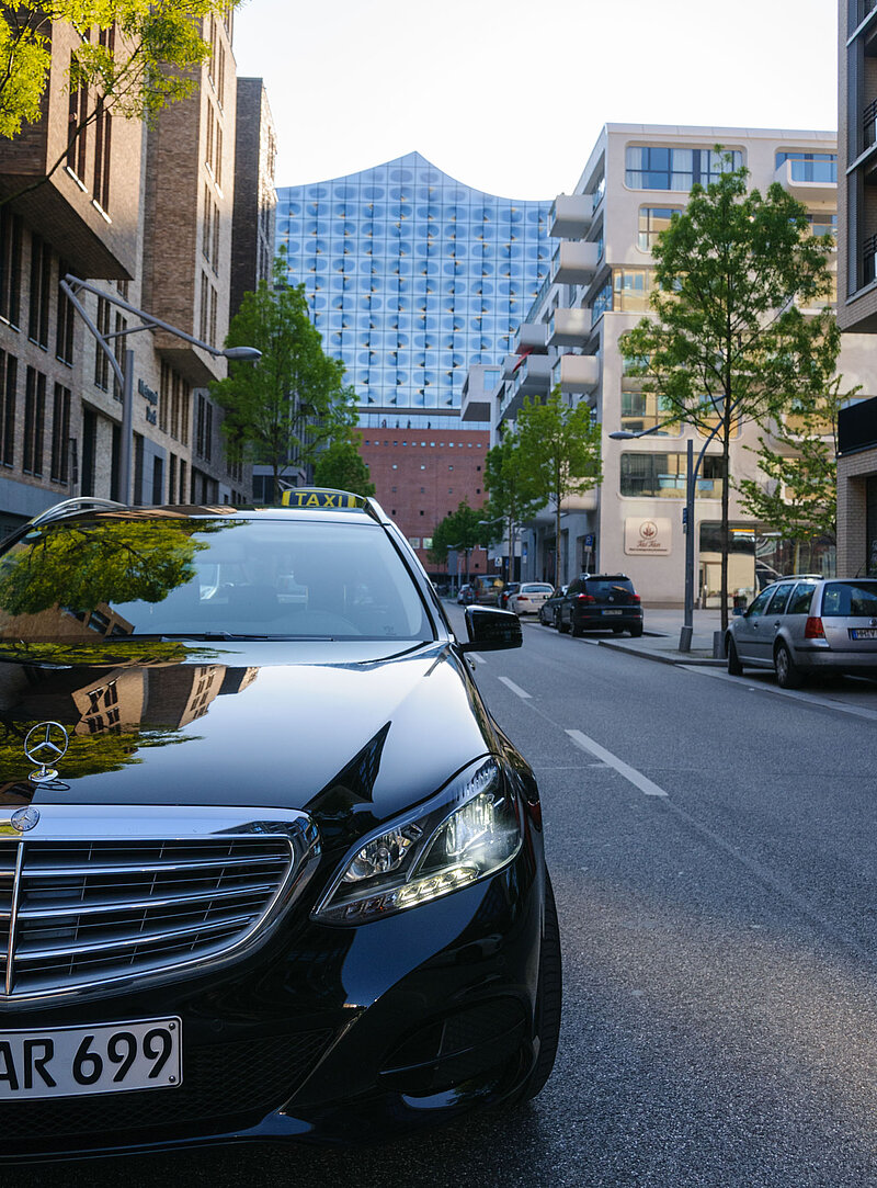 Bild eines Taxis vor dem Elphi