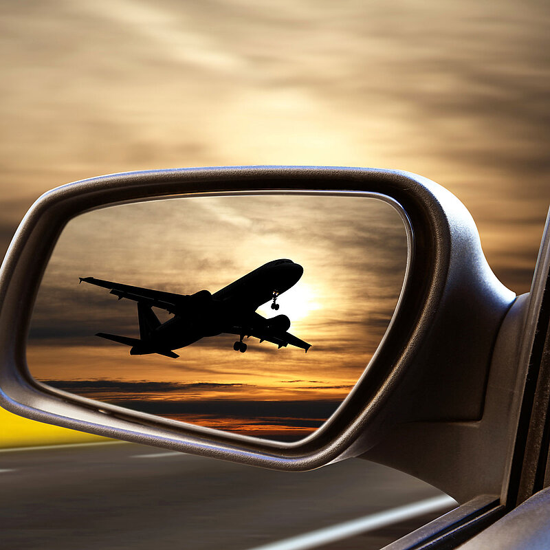 Flugzeug im Autorückspiegel