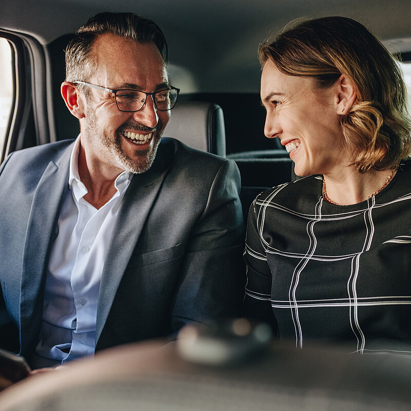 Ein Paar sitzt im Fahrzeug
